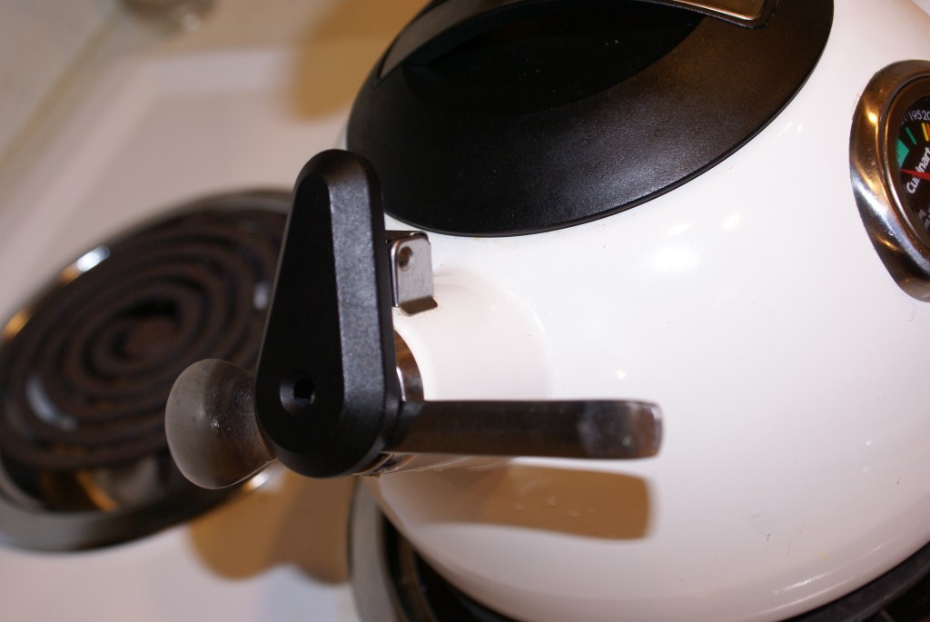 Rings on kettle Close the kettle spout lid and the rings and utensil should stay in place - now you can boil the water and let your rings steam clean.