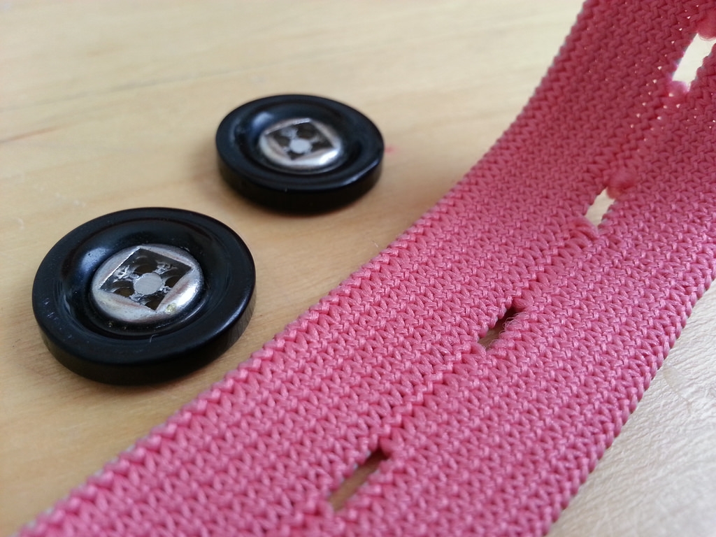 Buttonhole elastic and buttons.